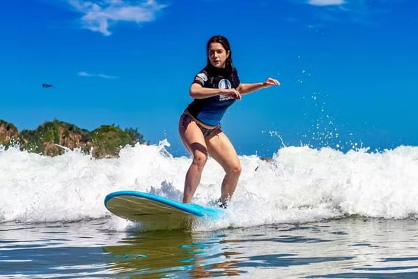 Letícia Spiller posta fotos surfando: “Lindo se sentir livre”