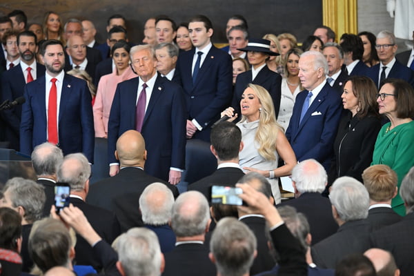 Quem é Carrie Underwood, cantora que se apresentou na posse de Trump
