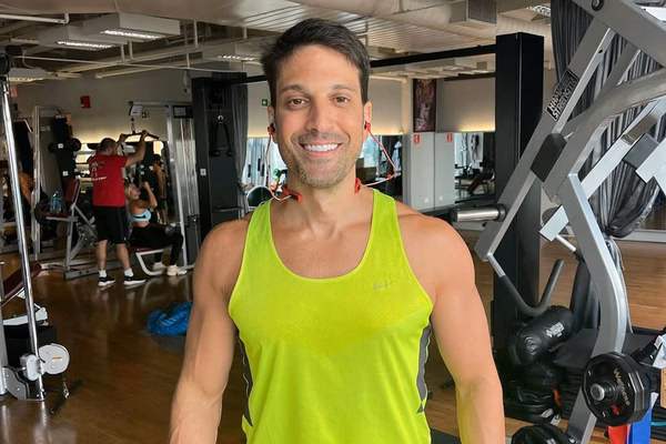 Irmão de Luciana Gimenez está desempregado e voltou a morar com a mãe