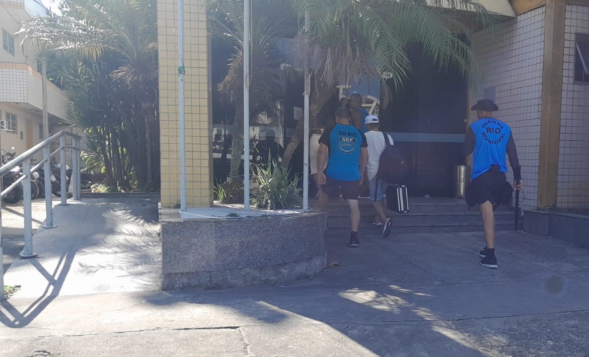 Guardas municipais prendem homem suspeito de agredir namorada, na Barra da Tijuca – Prefeitura da Cidade do Rio de Janeiro