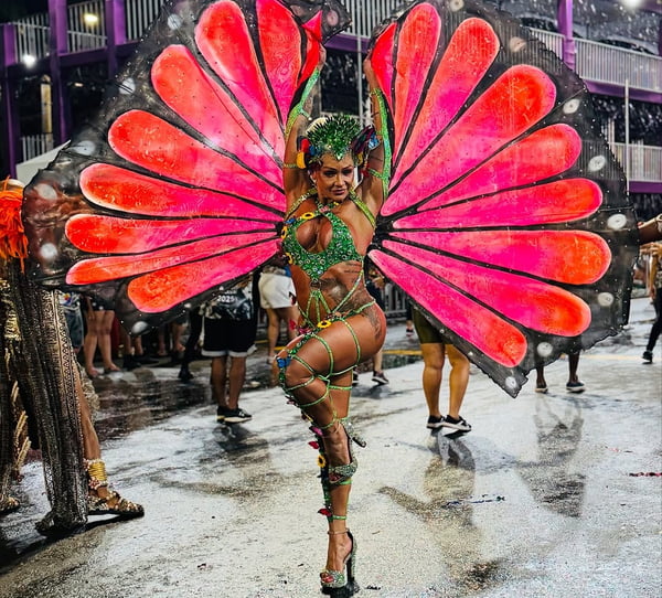 Musa de escola de samba infarta e morre após o desfile. Entenda caso