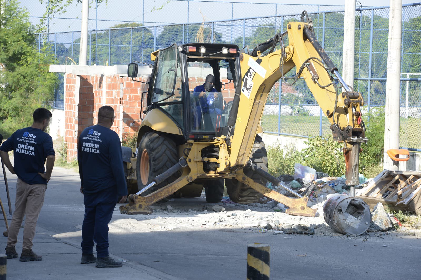 Seop remove mais de dez barricadas em comunidades da Ilha do Governador – Prefeitura da Cidade do Rio de Janeiro