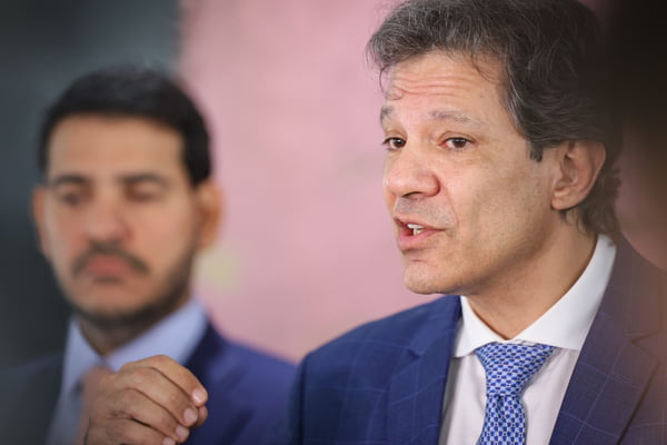 Haddad evita polêmica da comida e diz que recuo do dólar baixará preço Haddad evita polêmica da comida e diz que recuo do dólar baixará preço