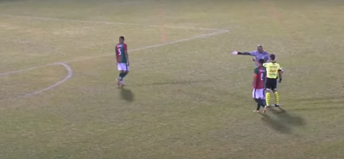 Jogador sofre racismo da própria torcida e elenco…