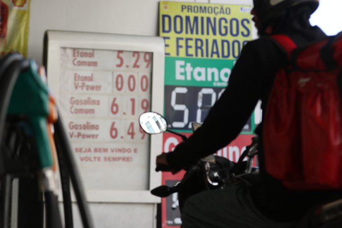 Operação ‘Bomba Baixa’ prende donos de postos no Rio por adulteração de combustíveis