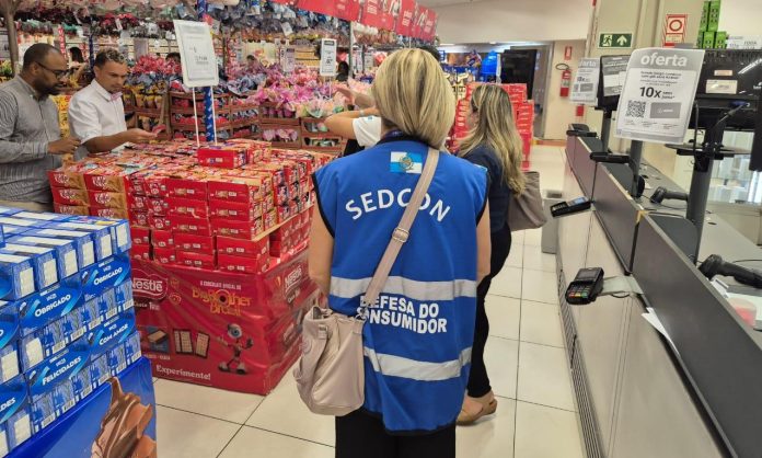 PROCON-RJ apreende alimentos vencidos e constata falhas em mercados na Páscoa