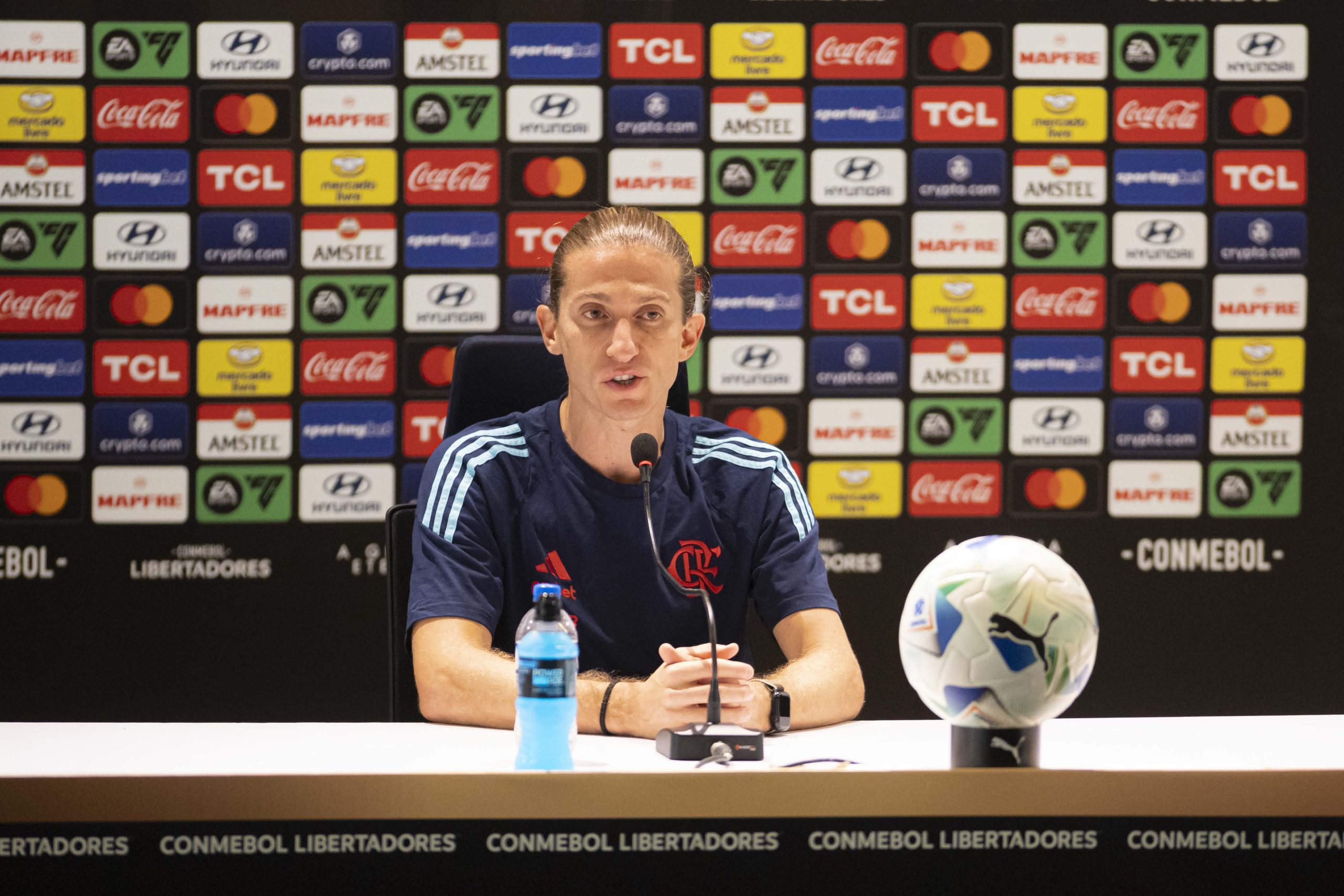 Filipe Luís explica estratégia em empate entre LDU e Flamengo: 'Queríamos fazer com que corressem atrás da bola'