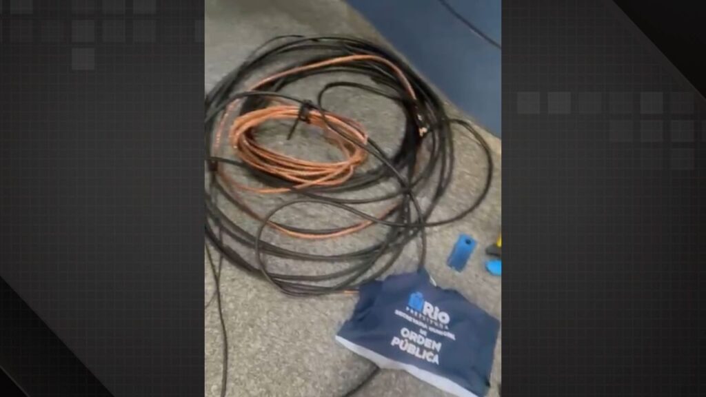 Dupla é presa com 200 kg de cobre durante operação na Glória