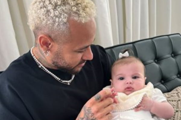 Pai de filhos com 3 mulheres, Neymar homenageia apenas Bruna Biancardi
