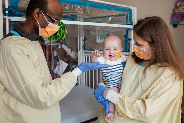 Bebê com doença rara recebe tratamento genético inédito nos EUA