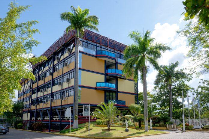 UNIG celebra 50 anos da Faculdade de Direito com lançamento de livro comemorativo