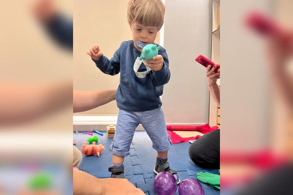 Terapia de desenvolvimento motor muda a vida de bebê com síndrome rara