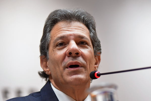Alta no IOF e vazamentos desgastam a imagem de Haddad