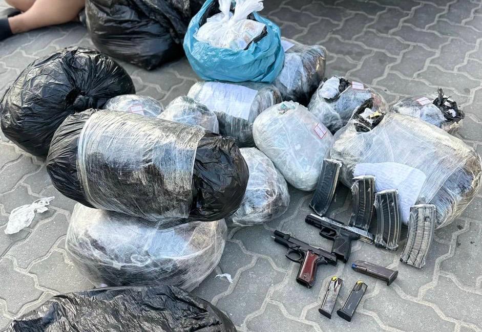 Mulher é presa com 80kg de drogas e armas na Região dos Lagos