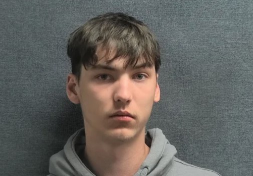 Homem encontra jovem nu no quarto da filha de 13 anos, abre fogo, mas não o acerta