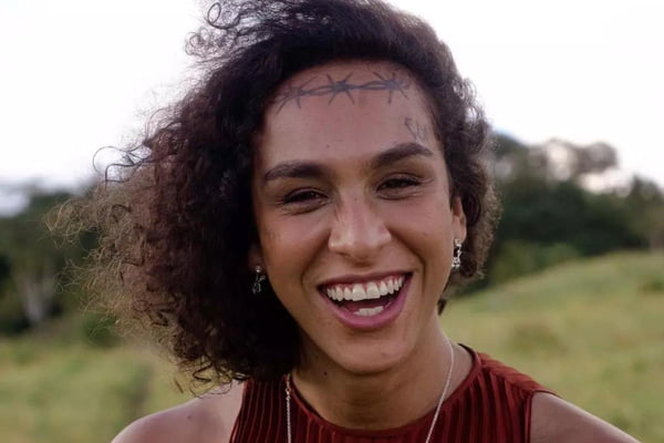 Linn da Quebrada assiste seu filme com Fernanda Montenegro após alta