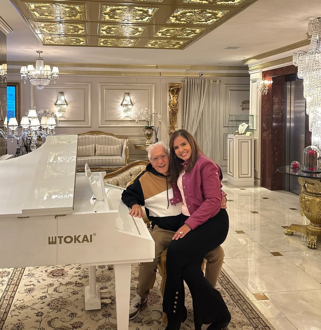 Carlos Alberto de Nóbrega celebra aniversário de casamento com médica em hotel de luxo: '7 anos de amor'