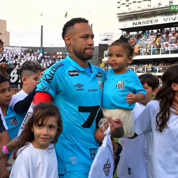 Mavie entra em campo nos braços do pai Neymar e rouba a cena