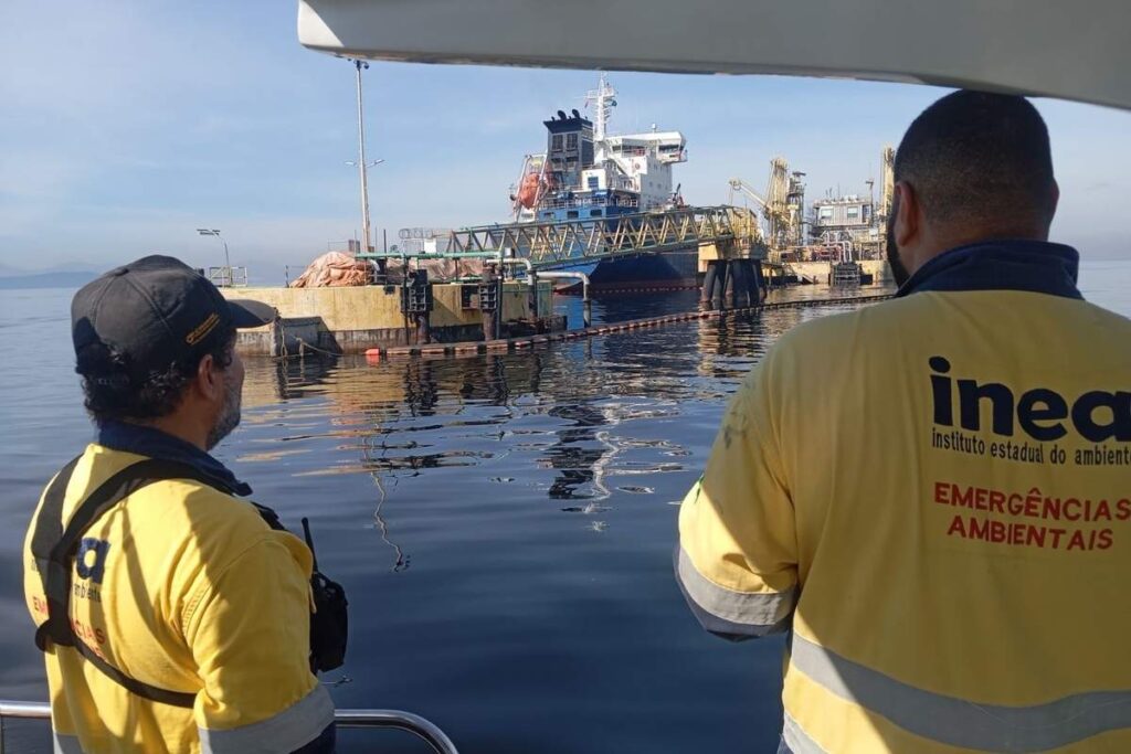 Inea multa empresa por poluir Baía de Guanabara