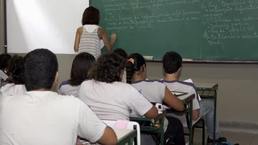 Pé-de-Meia: pagamento da quinta parcela do incentivo começa nesta segunda-feira. Veja o calendário