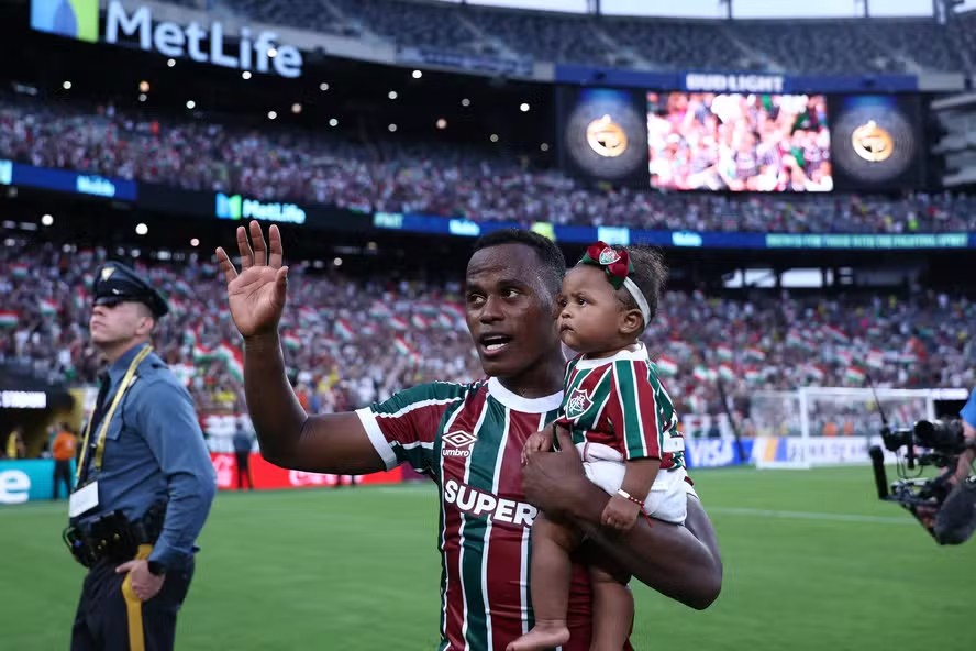 Arias evita falar em saída do Fluminense e assédio da Europa: 'Não vem muito ao caso'