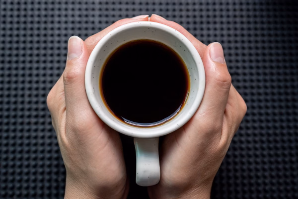 Café com especiaria anti-inflamatória melhora o foco e a digestão