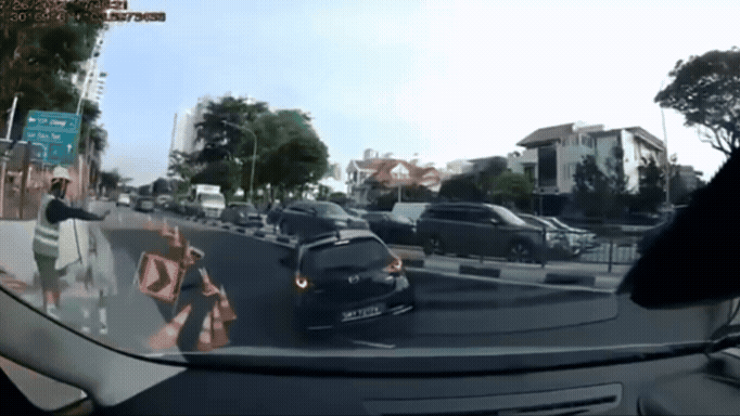Vídeo mostra momento em que carro cai em cratera gigante no meio da rua; uma mulher foi hospitalizada